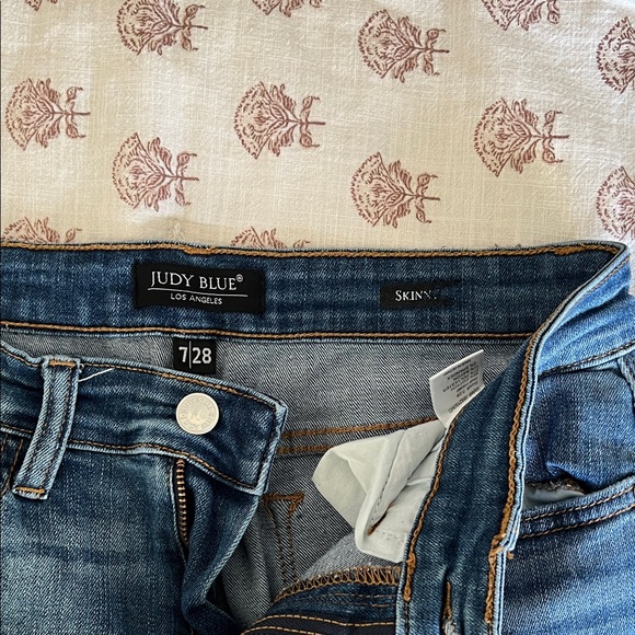 Judy Blue Distressed Skinny Jeans in Medium Blue - Picture 3 of 3